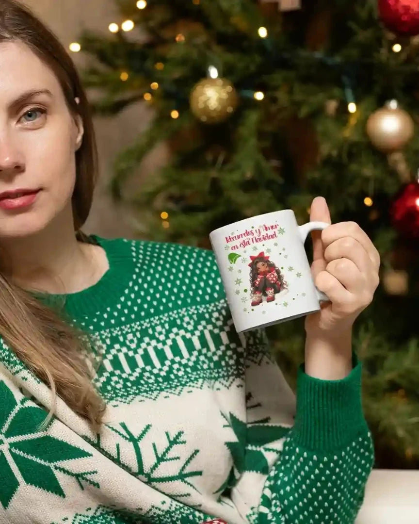 En un entorno navideño, ésta joven disfruta de la taza de ensueño, con una preciosa chica con mucho estilo y sentada muy coqueta y muy pensativa.