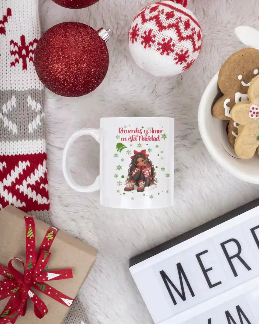 En medio de un felpudo y decoraciones en tonos rojo, blanco y gris y acompañado de galletas de jengibre, se encuentra la taza de ensueño, con una preciosa chica con mucho estilo y sentada muy coqueta y muy pensativa.